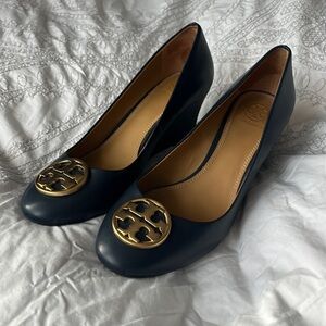 Tory Burch Chelsea Logo Wedge Heel Leather size 9
Style 45899